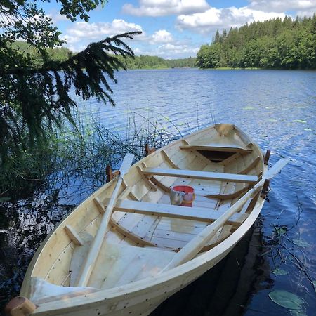 Tretopphytter Pa Grensen - Elghytta Med Robat Og Gjeddefiske Halden Exterior foto